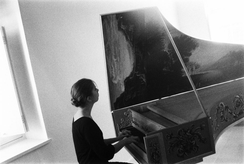 Eline aan haar klavecimbel